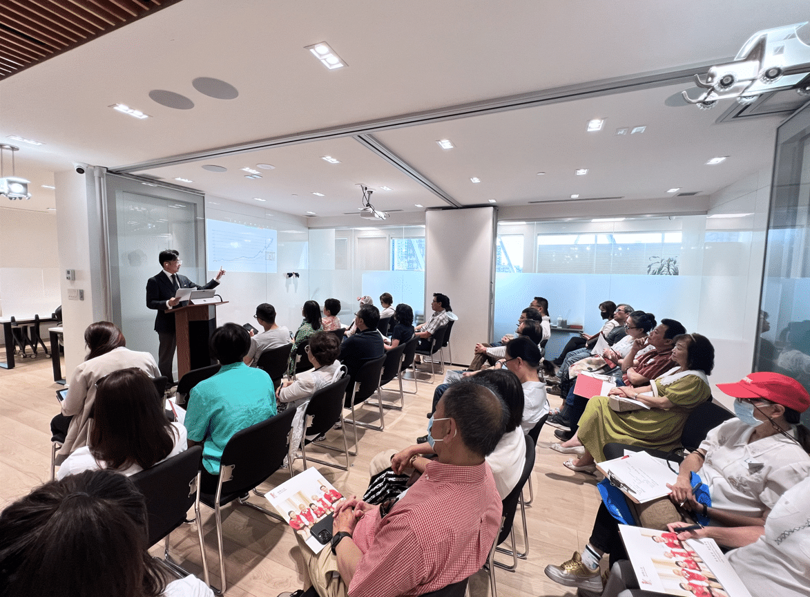 A person standing in front of a podium giving a presentation

Description automatically generated